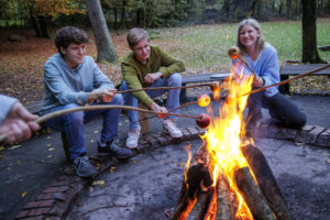 Jugendliche am Lagerfeuer