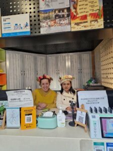 Konstantina Tsanis an der Rezeption der Jugendherberge in Kunming