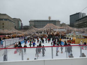 Beim "Essener Wintertraum" findet ihr NRWs größte Eislauffläche