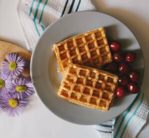 Waffeln mit Kirschen