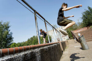 Junge beim Parkour
