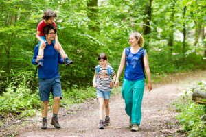 Eine Familie im Wald