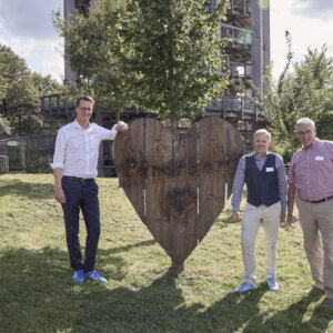 Hendrik Wüst, Steffen Minas und Ludwig B. Lühl vor dem Baumwipfelpfad in