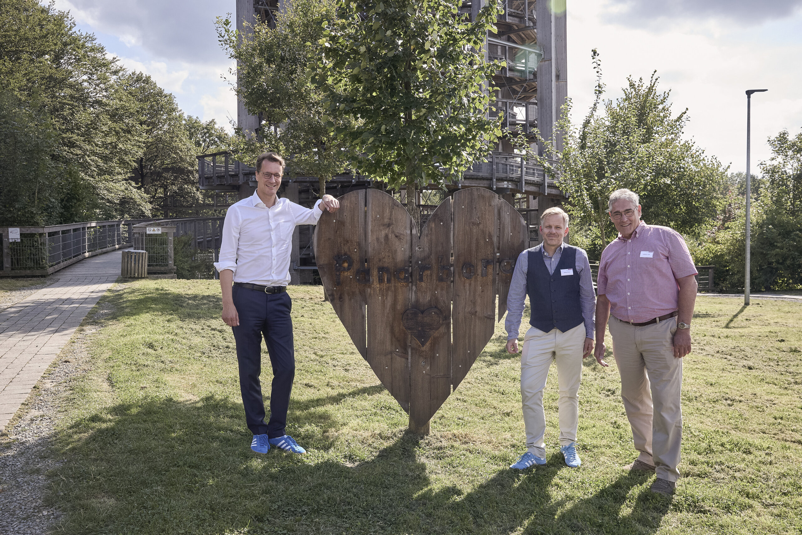 Hendrik Wüst, Steffen Minas und Ludwig B. Lühl vor dem Baumwipfelpfad in