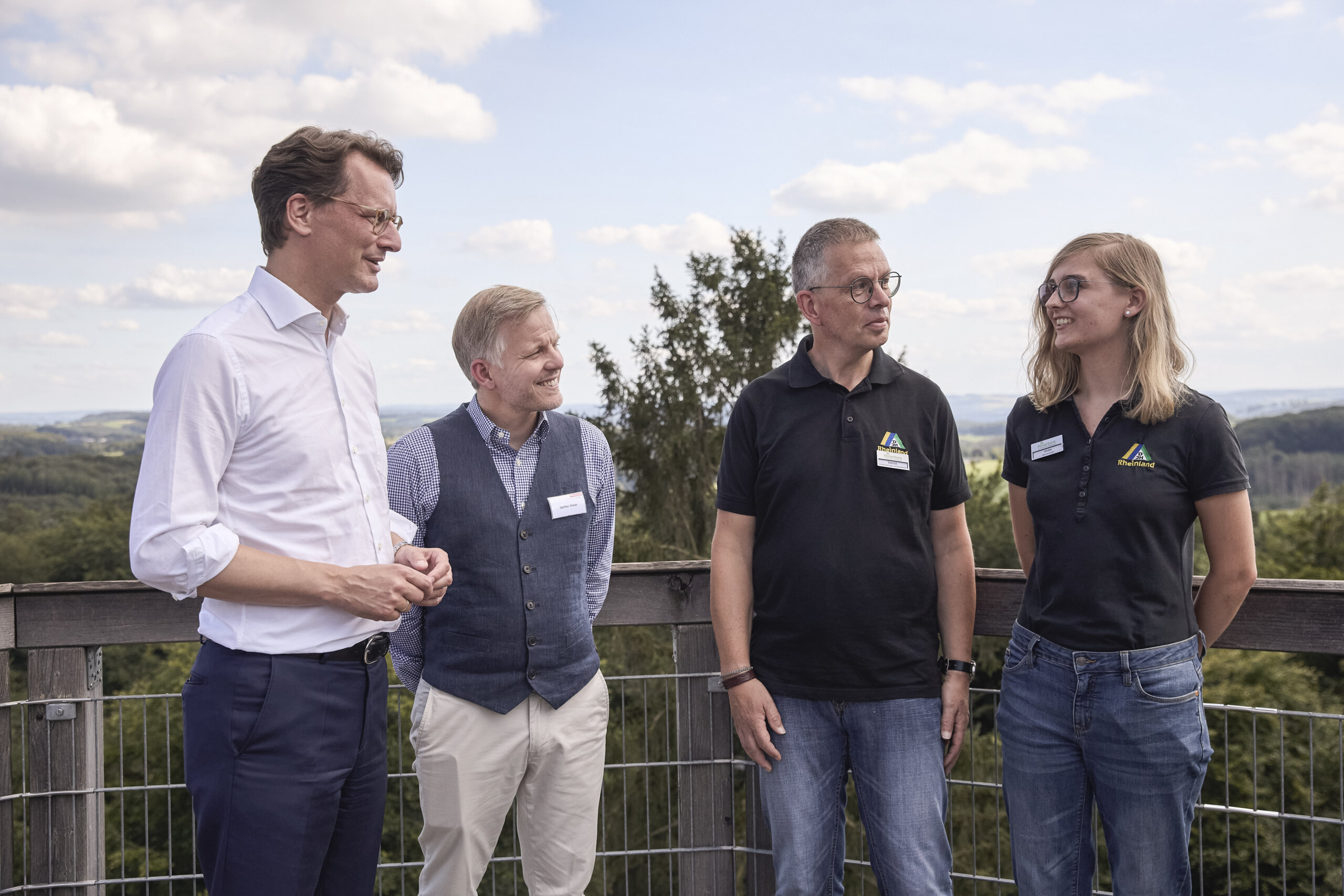 NRW-Minsterpräsident Hendrik Wüst, Steffen Minas, stellv. Geschäftsführer des DJH-Landesverbands Rheinland, „Panarbora“-Wildhüter Patrick Mielke und FSJlerin Ulrike Schmoock