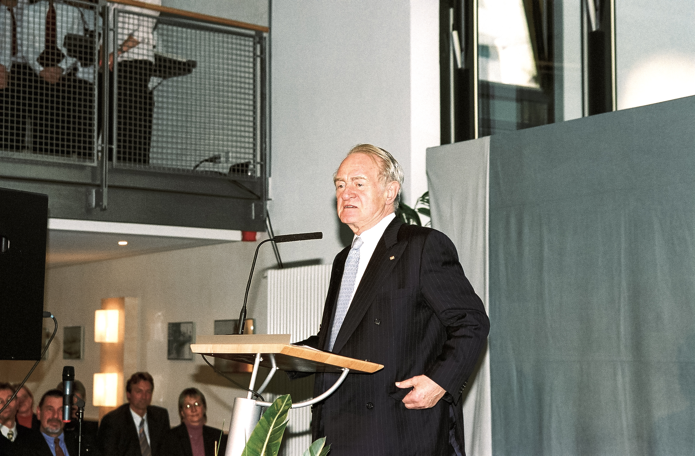 Das Bild zeigt Johannes Rau an einem Mikrofonpult.