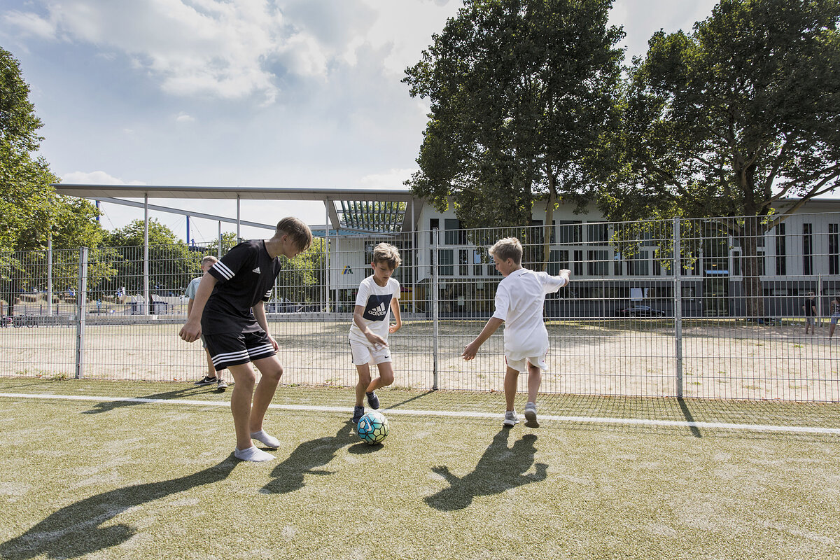 Kinder beim Fußballspielen
