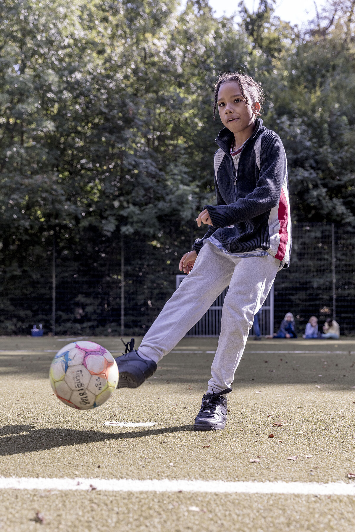 Ein Junge kickt einen Ball