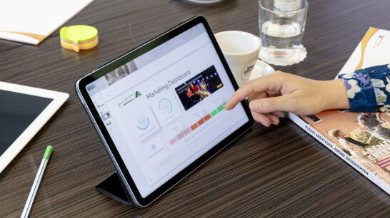Tablet auf einem Tisch