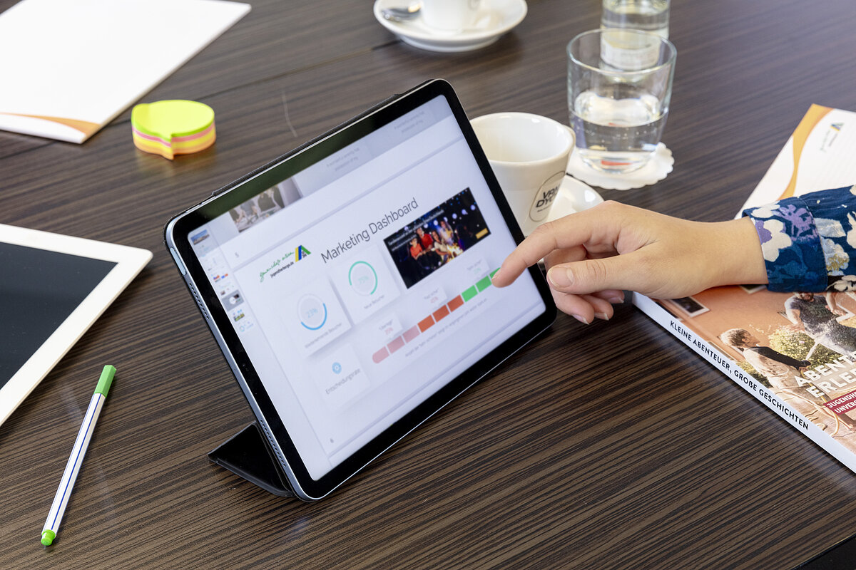 Tablet auf einem Tisch