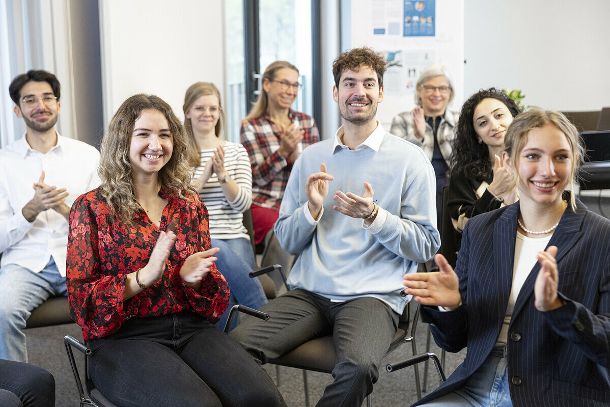 Junge Menschen bei einer Versammlung in einem Tagungsraum