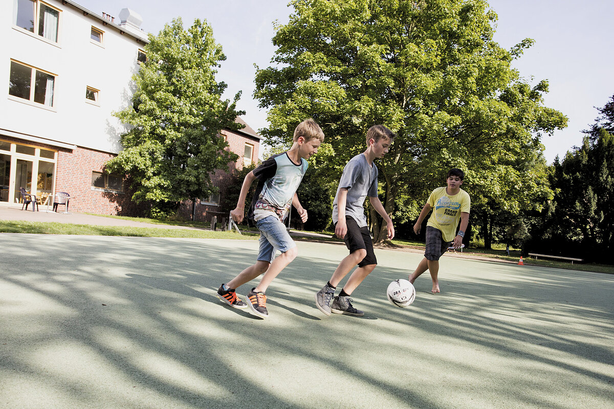 Jungs spielen Fußball