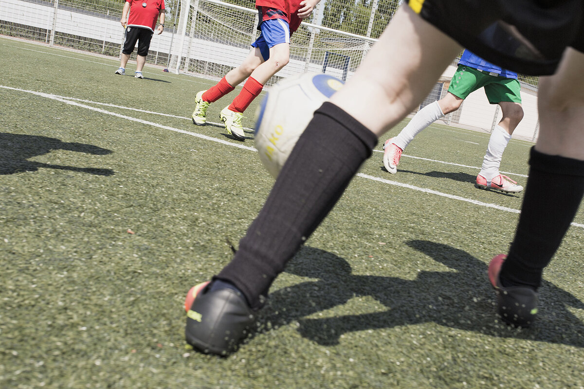 Blick auf ein Fußballfeld mit spielenden Kindern