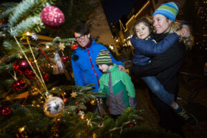 Familie auf dem Weihnachtsmarkt