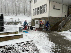 Teilnehmende der Cyclocross-Meisterschaften vor der Jugendherberge Radevormwald