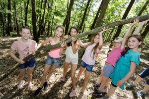 Mädchen beim Spielen im Wald