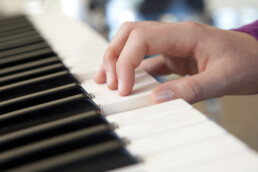 Eine Hand spielt Klavier