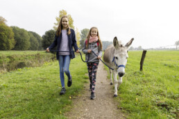 Zwei Mädchen auf Eselwanderung