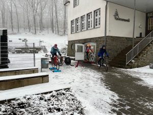 Teilnehmende der Cyclocross-Meisterschaften vor der Jugendherberge Radevormwald