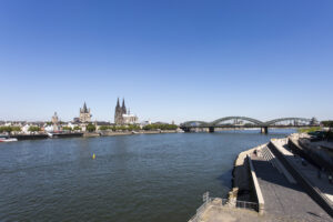 Blick über den Rhein auf die Hohenzollernbrücke und das Panorama der Kölner Altstadt mit dem Dom.