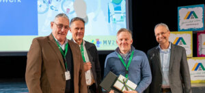 Ludwig B. Lühl (1. Vorsitzender des Vorstands, DJH-Landesverband Rheinland), Oliver Mirring (Geschäftsführer des DJH-Landesverbandes Rheinland), Steffen Minas (ehem. Leiter der Jugendherberge Köln-Riehl) sowie Axel Blees (Vorstand Stiftung Deutsches Jugendherbergswerk) bei der Verleihung des Inklusionspreises des DJH-Hauptverbands