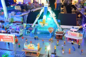 Beleuchtete Kirmes aus Klemmbausteinen