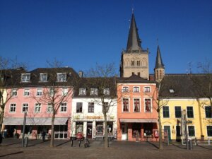 Ansicht einer Einkaufsstraße in der Xantener Innenstadt. Im Hintergrund der Xantener Dom.