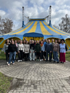 Der Chor Chorify vor dem blau-gelben Zirkuszelt der Jugendherberge Nettetal-Hinsbeck