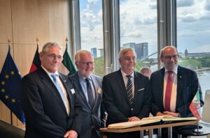 Ludwig B. Lühl (Präsident DJH-Landesverband Rheinland), Cornel Hüsch (Vizepräsident DJH-Landesverband Rheinland), Stephan Kurmann (Präsident von Hostelling International) und Rainer Schmeltzer (Vizepräsident des NRW-Landtags)