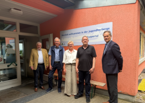 Oliver Mirring, Vorstandsvorsitzender des DJH Landesverbandes Rheinland e. V. mit Holger Dunker, kommissarischer Leiter der Jugendherberge Wuppertal, und drei Vertreter*innen der CDU-Fraktion der Bezirksvertretung Barmen vor der Jugendherberge Wuppertal. Dazu: Ein starkes Zeichen für die Jugendherberge Wuppertal.