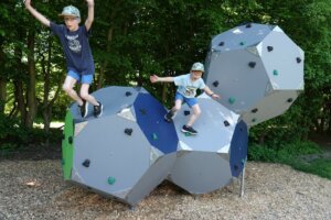 zwei Jungen spielen auf einem Kletterwürfel