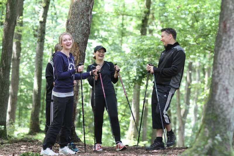 Wandergruppe im Wald