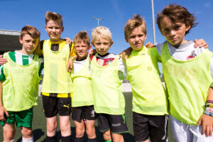 Eine Gruppe von Jungen mit Leibchen steht zusammen.