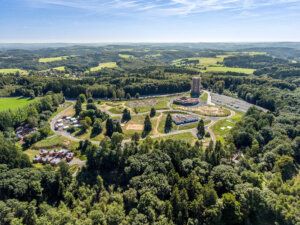 Luftaufnahme des Naturerlebnisparks Panarbora mit Aussichtstrum und Baumwipfelpfad