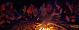 Eine Gruppe von Mädchen am Lagerfeuer