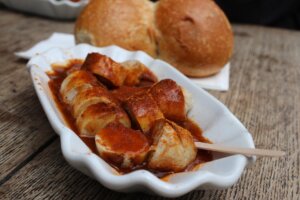 Eine Currywurst mit Röggelchen